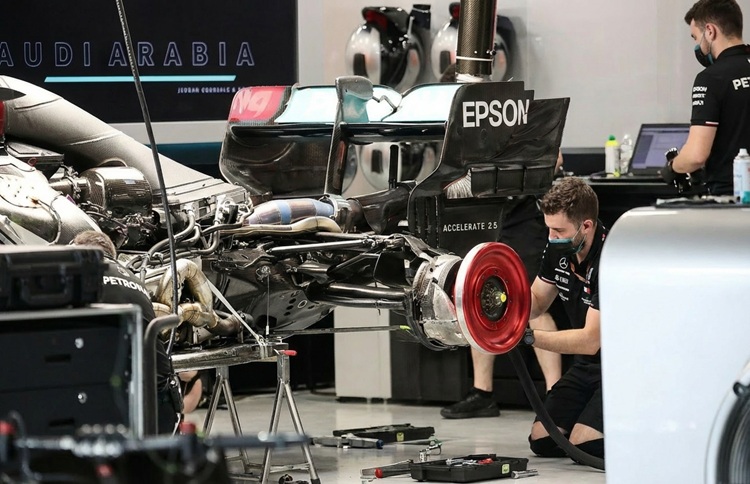 Ferrari accuse Mercedes de manipuler l’écart pour passer sous les 2 % afin d’empêcher l’utilisation de ses jetons de développement