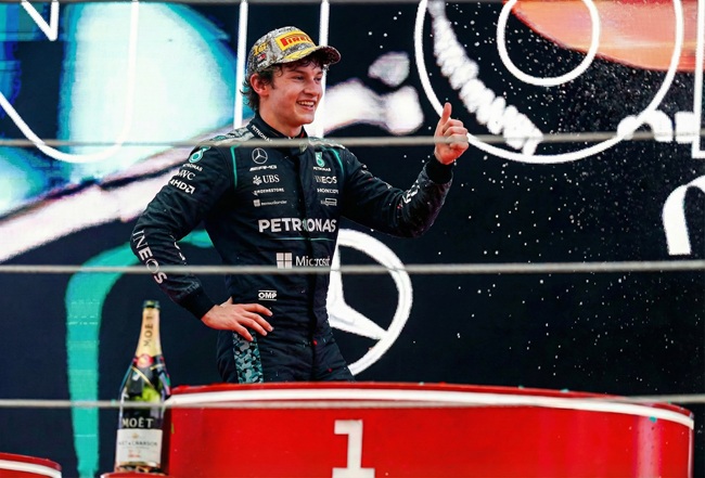 Antonelli confondu avec Kimi Räikkönen sur le podium à Shanghai
