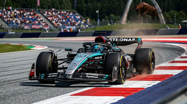Grand Prix d’Autriche 2026 : Russell résiste à Verstappen sous la fournaise du Red Bull Ring
